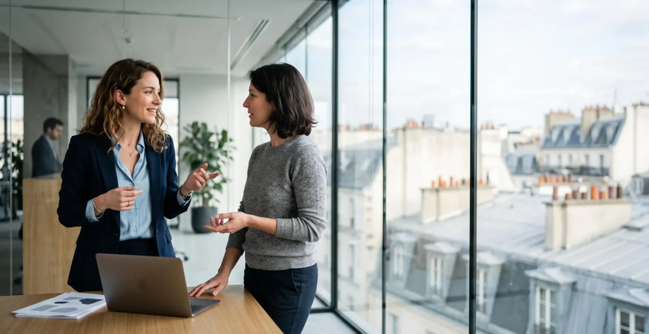 Un professionnel dans un bureau moderne français échangeant avec un cadre RH, symbolisant le dialogue stratégique autour de l'évolution de carrière